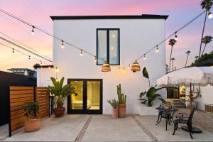 Luxe 2BR with Designer Touches, Walk to Everything - Case vacanza, Los Angeles