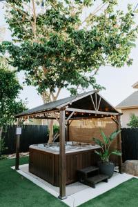 Central SD, Luxury Home and Casita, Pool, BBQ, Sleeps10