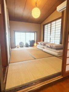 Spacious Traditional Japanese House with Modern Amenities near Shibuya for Families and Groups up to 8 Guests