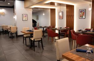 The Roslyn, Tapestry Collection by Hilton