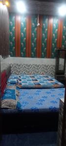 Kanha ji 5 star PG family 12 rooms near lord Krishna temple free pick up service also Activa rent