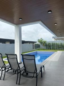5BR Villa in Clark