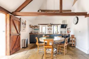 The Hideaway - Authentic Cotswolds Village Living