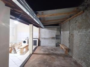 Iporã casa simples Ar-cond, wi-fi, smartv, máquina de lavar 6 pessoas, equipado com churrasqueira, garagem para 4 carros sendo 2 coberta, Hop Independente