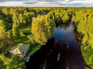 Riverfront Retreat Willa Lohi with sauna, rapids & wild nature