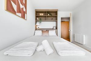 Stylish 2BDR Apartment By Homestyles Hosts Short Lets & Serviced Accommodation Wimbledon With Free Parking