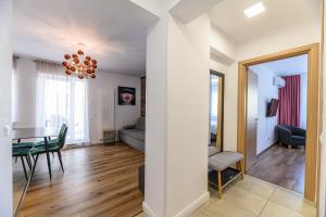 MoHost Alpine Calm - 2BR Hideaway with Panoramic Terrace