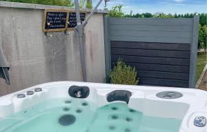 Maisons de vacances Gite Avec Piscine Et Jacuzzi : photos des chambres