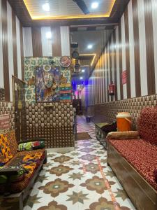 Little KANHA ji PG 10 Room82798s58346 Hotal, also taxi and Activa rent