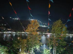 The lakehouse by lake & woods