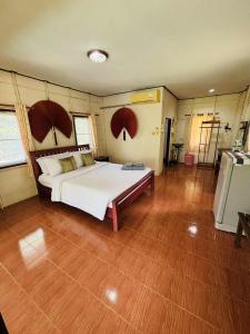 Khaosok gallery & camp