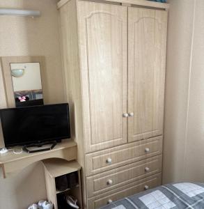 3 Bed Caravan - Sleeps 8 - Dogs - Parking - Wifi