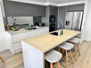 Luxury Oracle Tower 2 Ocean Views 22nd floor