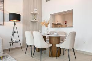 Golden Stays - Luxury 2BR I Burj Views & Direct Dubai Mall Access