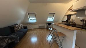 Studio Porte Maillot Paris Immeuble Haussmannien