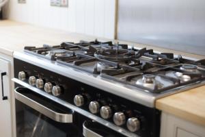 Stunning 1-bed Apartment in Lincoln City Centre by Renzo, Victorian Features, Free Parking!