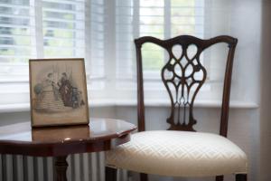 Stunning 1-bed Apartment in Lincoln City Centre by Renzo, Victorian Features, Free Parking!