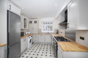 Stunning 1-bed Apartment in Lincoln City Centre by Renzo, Victorian Features, Free Parking!