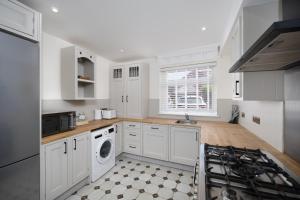 Stunning 1-bed Apartment in Lincoln City Centre by Renzo, Victorian Features, Free Parking!