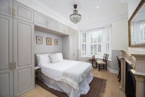 Stunning 1-bed Apartment in Lincoln City Centre by Renzo, Victorian Features, Free Parking!