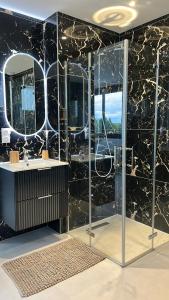 Bien calme et spacieux avec baignoire balneo