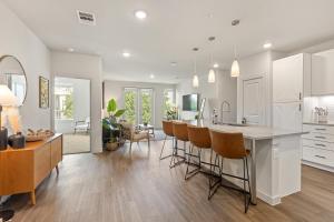 Luxury 3-BR Apartment