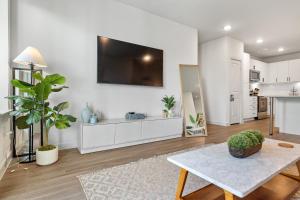 Luxury 3-BR Apartment