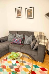 2 Bed Ground Floor Flat - Sleeps 6 & Free Parking