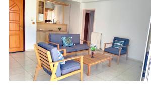 Ολόκληρο διαμέρισμα στόν τρίτο όροφο μέ σαλόνι ,δύο υπνοδωμάτια , κουζίνα , μπάνιο ,καί μεγάλα μπαλκόνια μέ ωραία θέα πάρκου καί ιδιωτικὸ