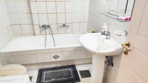 Ολόκληρο διαμέρισμα στόν τρίτο όροφο μέ σαλόνι ,δύο υπνοδωμάτια , κουζίνα , μπάνιο ,καί μεγάλα μπαλκόνια μέ ωραία θέα πάρκου καί ιδιωτικὸ