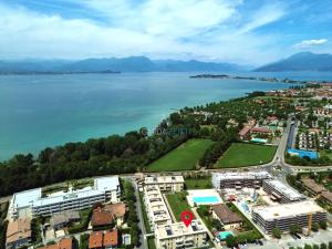 Queen Loft - Attico Moderno con Solarium Privato e Vista Piscina