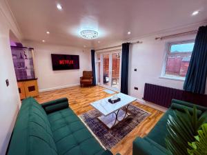Spacious 3 Bed Home With Private Parking Close to MK Central