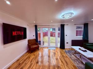 Spacious 3 Bed Home With Private Parking Close to MK Central