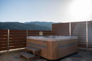 Amici Cottage with Outdoor Jacuzzi