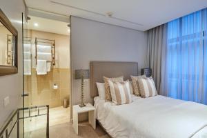 Waterfront Deluxe with pool