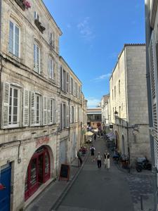 Charmant cocon iodé cosy équipé, baigné de lumière, situé au cœur de La Rochelle à 1min à pied du marché central avec TV et Wifi