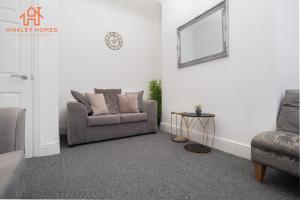 9 Guests, 4 Bedrooms, Modern Comfort in Bootle