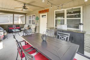 Little Indian Resort Cabin Pool and Walk to Lake! - 3hvězdičkové hotely ve městě Lampe