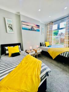 Deluxe Apartment in Southend-On-Sea for contractors, workers by Artisan Stays I Weekly or Monthly Stay Offer I Free Parking I Sleeps 5