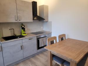 Modernes Wohlfühl-Apartment mit Hotelkomfort - Balkon & Parkplatz - KomfortPlus