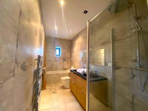 Villas Capsule la grange arcade de jeux billard 4 chambres 300m2 : photos des chambres