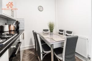 9 Guests, 4 Bedrooms, Modern Comfort in Bootle