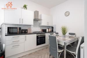 9 Guests, 4 Bedrooms, Modern Comfort in Bootle