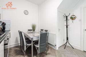 9 Guests, 4 Bedrooms, Modern Comfort in Bootle