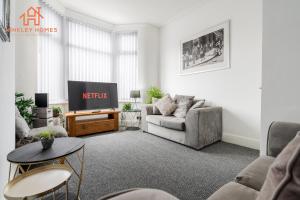 9 Guests, 4 Bedrooms, Modern Comfort in Bootle