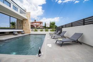 Modern 4-Bedroom Villa with Pool in Ližnjan
