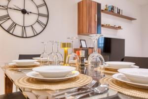 Spacious 3BR Flat, Equipped Kitchen, Pool Table