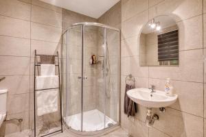 Spacious 3BR Flat, Equipped Kitchen, Pool Table