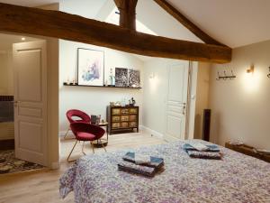 B&B / Chambres d'hotes La maison du sculpteur a Tiffauges proche Puy du F : photos des chambres