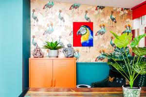 Vibrant Kensington Flat with Garden Bar